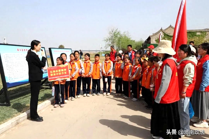 潼关法院与县环保局、教体局、秦东镇政府、港口社区等部门在古渡口黄河生态环境司法修复保护基地共同开展了一场黄河岸边的普法宣传活动。