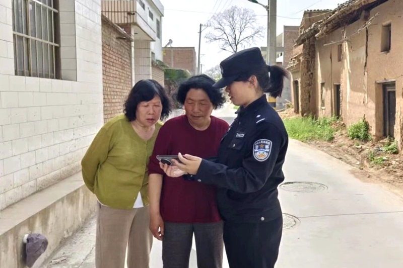 华州公安民警深入社区开展背包警务活动。