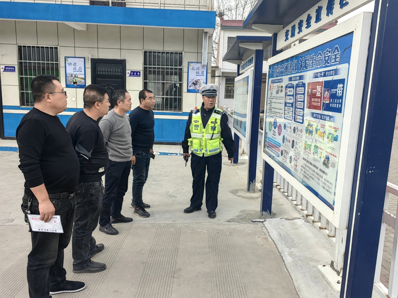 华州公安交警依托执法站开展“马路学堂”交通安全宣传。