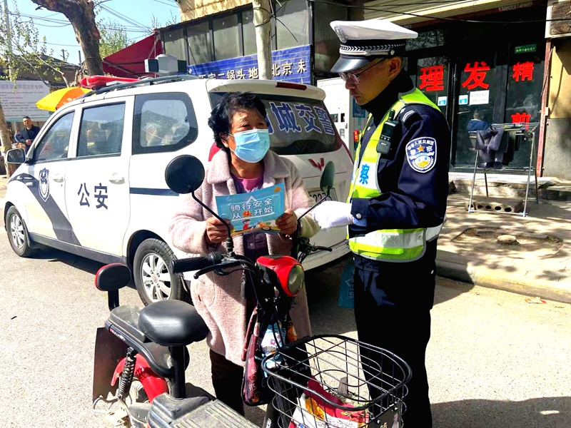蒲城县公安局交通管理大队民警走进辖区荆姚街道开展交通安全宣传。