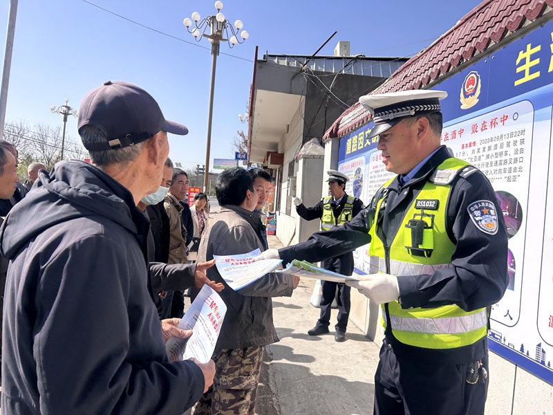 白水公安交警利用执法检查站开展交通安全宣传。