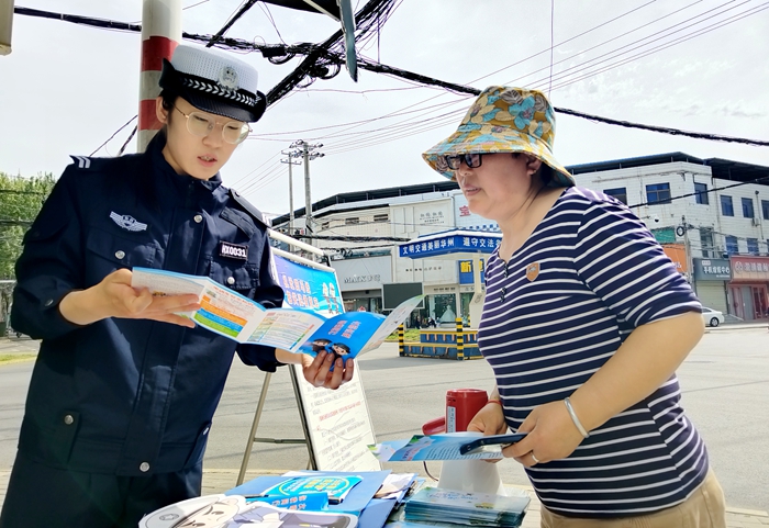 华州交警开展“全民国家安全教育日暨交通安全”主题宣传活动。