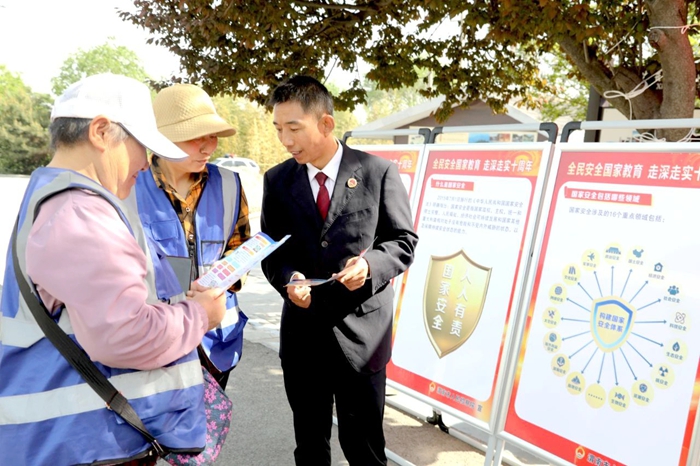 渭南市人民检察院重大犯罪检察部与华州区人民检察院共同开展普法宣传活动。