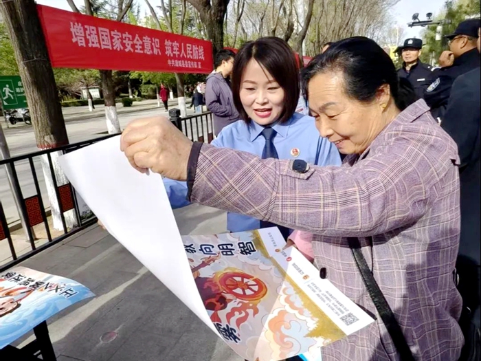 澄城检察院检察干警走进长宏广场开展普法宣传活动。