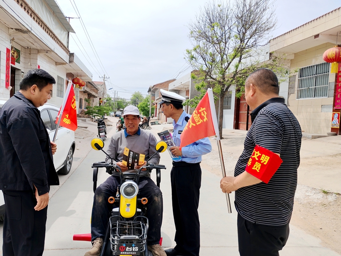 大荔公安交警开展“全民国家安全教育日暨交通安全”主题宣传活动。