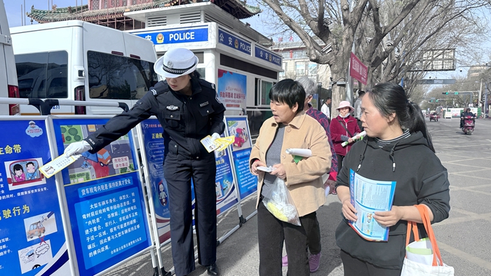 合阳交警将国家安全理念与道路交通安全宣传深度融合，筑牢群众出行“安全网”。