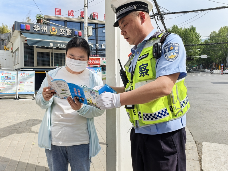 华州公安交警城区中队在城区主要路口开展“车让车 安全行”交通安全宣传活动。