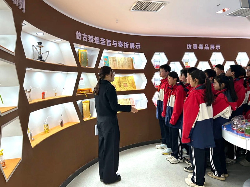 合阳县公安局禁毒大队组织第四初级中学60余名师生来到县禁毒教育基地进行参观。