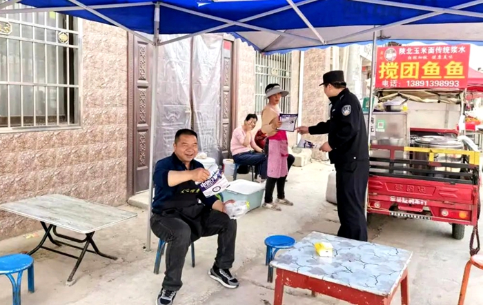 华州公安在辖区开展防诈骗宣传活动。