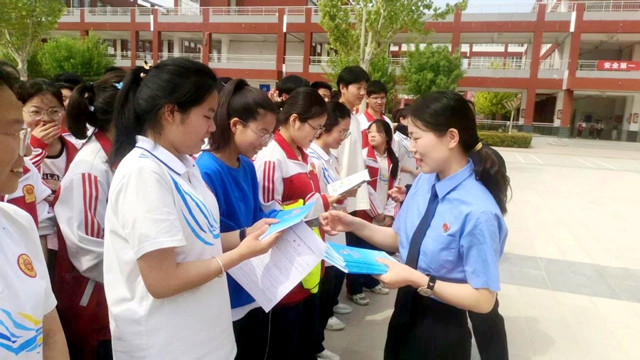 大荔县人民检察院与大荔县公安局联合走进大荔中学开展法治教育活动。