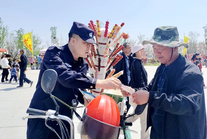 白水县禁毒办开展“谷雨祭仓颉  庙会宣禁毒”宣传教育活动。