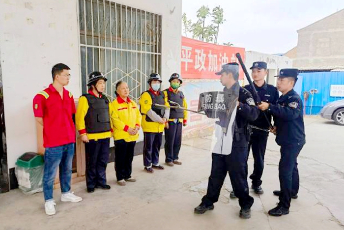 合阳金水派出所联合辖区加油站开展防恐防暴演练.