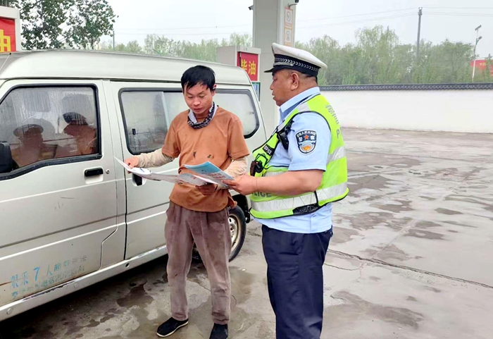 华州公安交警走进加油站开展交通安全宣传。。