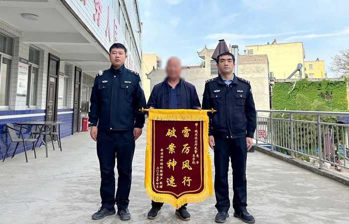 华阴公安挽回群众被诈骗损失获赠锦旗。