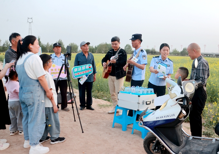 大荔公安将禁毒知识编入流行旋律，让游客在踏青赏花时沉浸式接受禁毒教育。