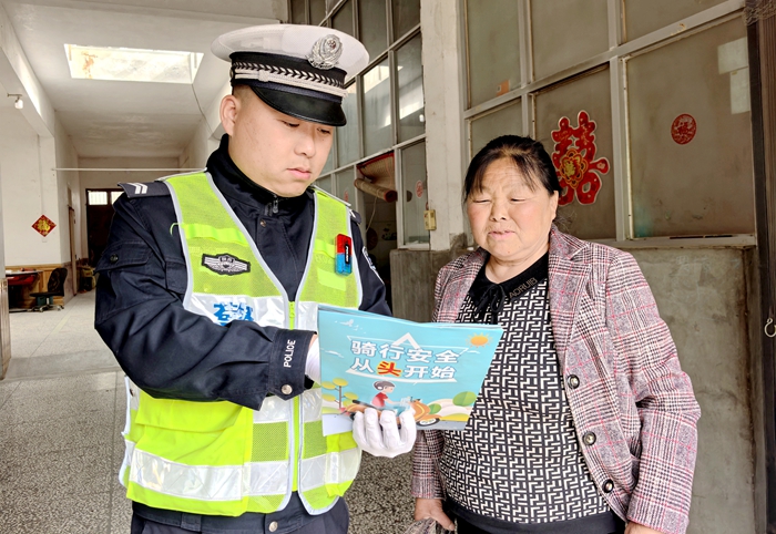 蒲城交警走进龙阳镇龙阳村开展宣传活动。