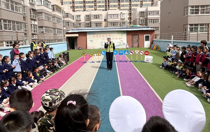 白水公安交警走进幼儿园开展交通安全宣传活动。