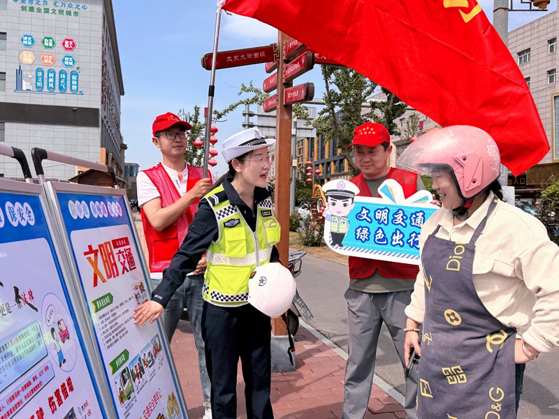 韩城市公安局交警大队组织辖区龙信驾校师生走上街头开展“车让人 人守规”文明交通劝导活动。