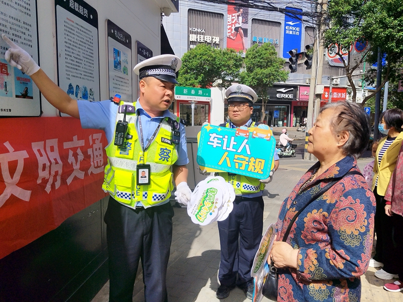 华州公安交警开展“车让人、人守规”文明交通劝导活动。