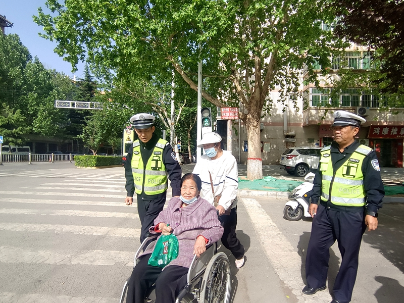 潼关交警大队城区中队民警在交通局十开展“车让人人守规”交通整治行动。