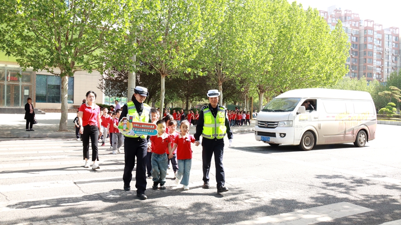 合阳交警沉浸式马路课堂开讲。