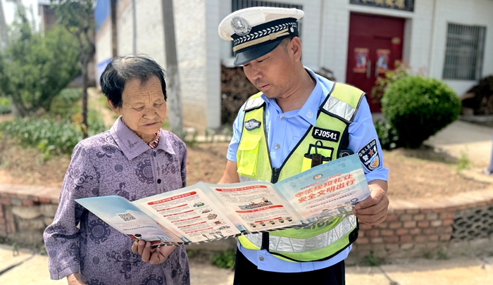 华州交警开展“一老一小”群体交通安全宣传活动。