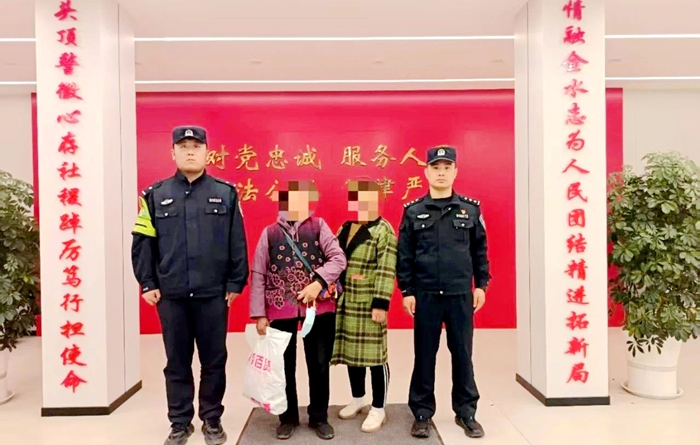 合阳公安帮助迷路老人找到家人。