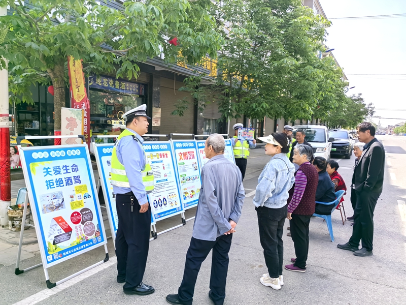 韩城公安交警走进农村开展“一老一小”交通安全宣传活动。