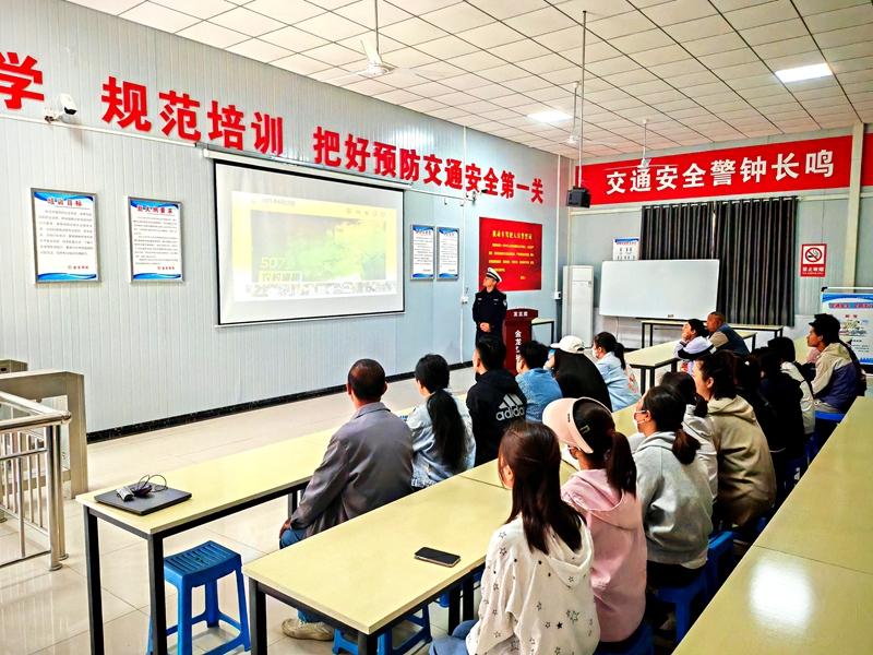 大荔公安交警进驾校开展春季交通安全宣传活动。