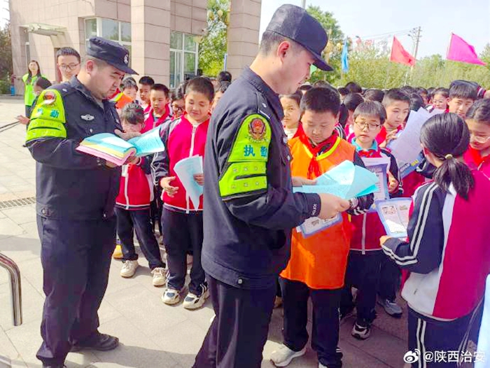 合阳九龙派出所联合反诈中心、移动公司走进辖区中学开展“反诈进校园”活动。