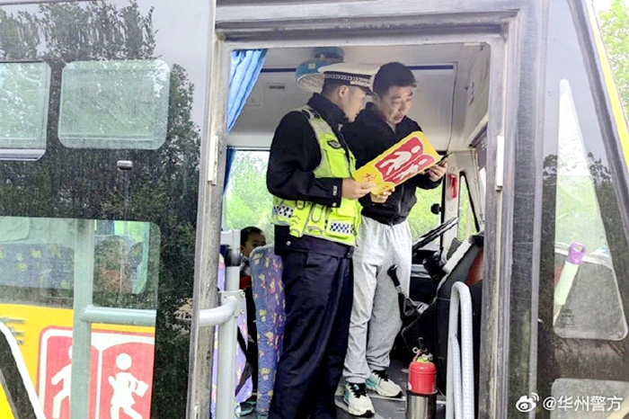 华州交警开展校车安全专项检查行动。
