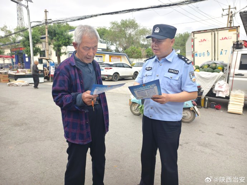合阳公安洽川派出所深入辖区街道开展反诈宣传。