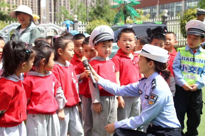 韩城公安交警进幼儿园带萌娃学交通安全知识。