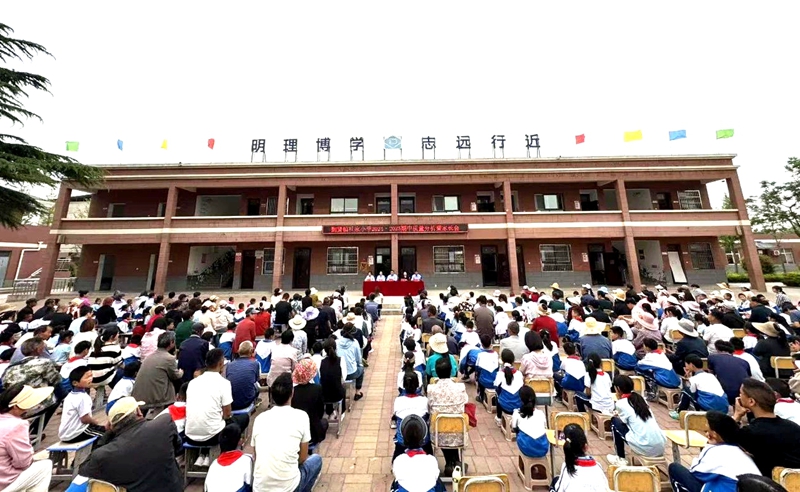 富平县人民检察院干警以法治副校长身份走进到贤镇杜家小学为400余名家长及师生带来一堂法治课。