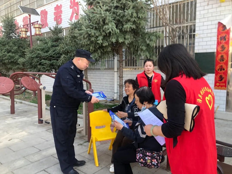 潼关民辅警深入社区、村庄，全面排查各类矛盾纠纷。