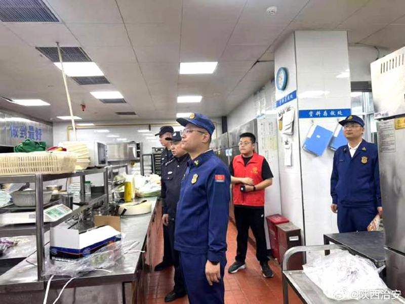 富平东华派出所民警联合消防大队对辖区商铺、餐饮店等场所开展安全检查。