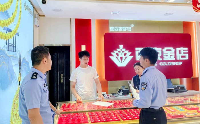 潼关县公安局反诈中心走进潼关县首饰街开展反诈宣传.