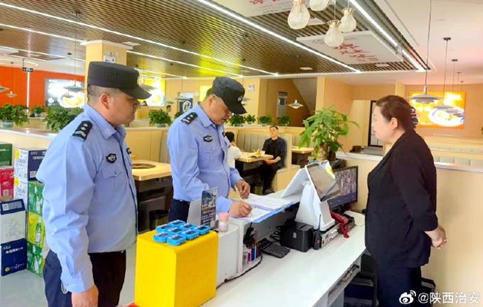 澄城长宁派出所对辖区九小场所进行安全大检查。