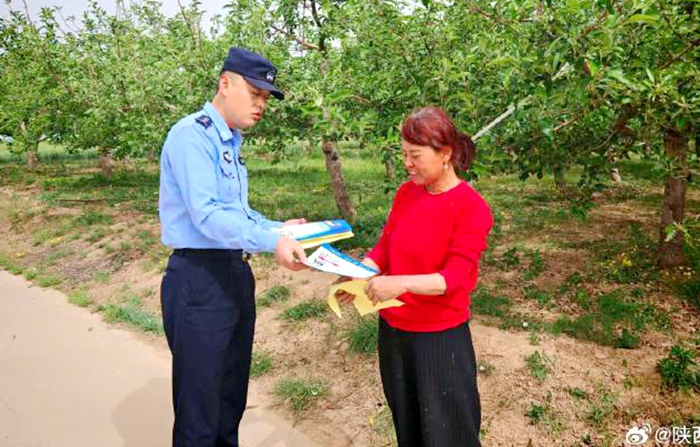 合阳甘井派出所民警深入辖区田间地头开展反诈宣传。