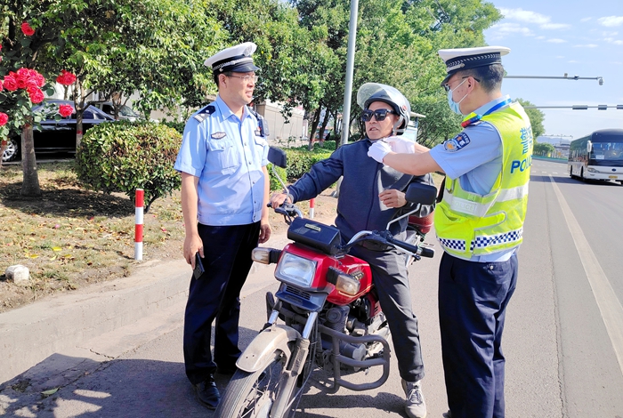 韩城公安交警坚守岗位保畅通。
