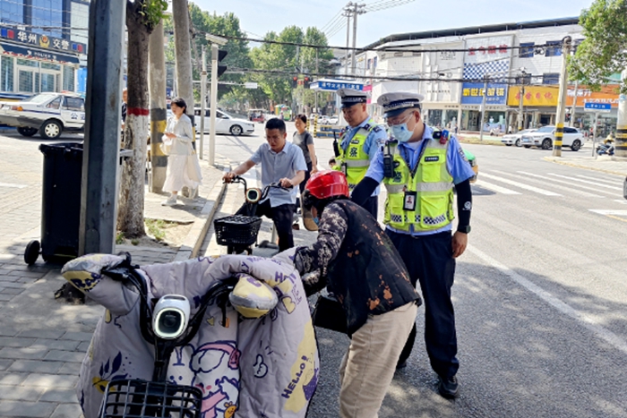 华州交警开展“一盔一带”整治行动。