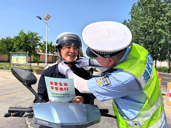蒲城公安交警在兴镇执法检查站对过往车辆进行检查。