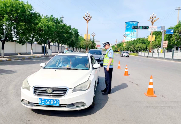 白水交警积极纠正交通违法行为。