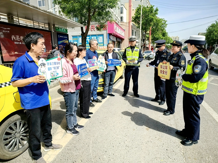 大荔交警开展交通安全宣传活动。