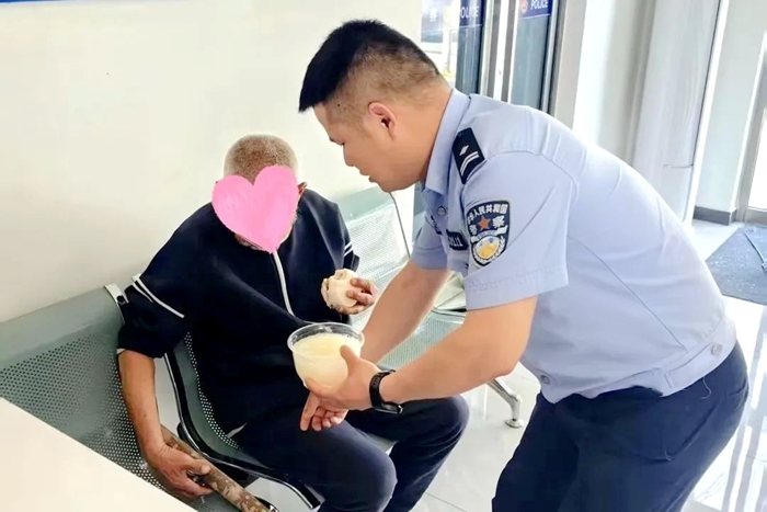 华州公安暖心护送走失老人回家。