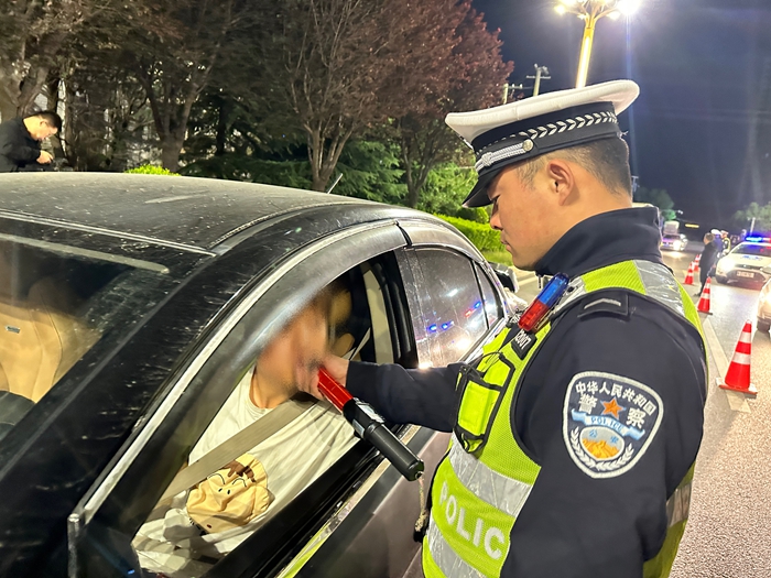 渭南市公安局交警支队在全市范围内组织开展酒驾醉驾夜查统一行动。