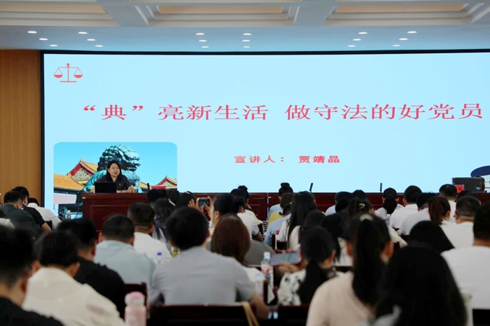 韩城市人民法院法官为市直机关发展对象授课。