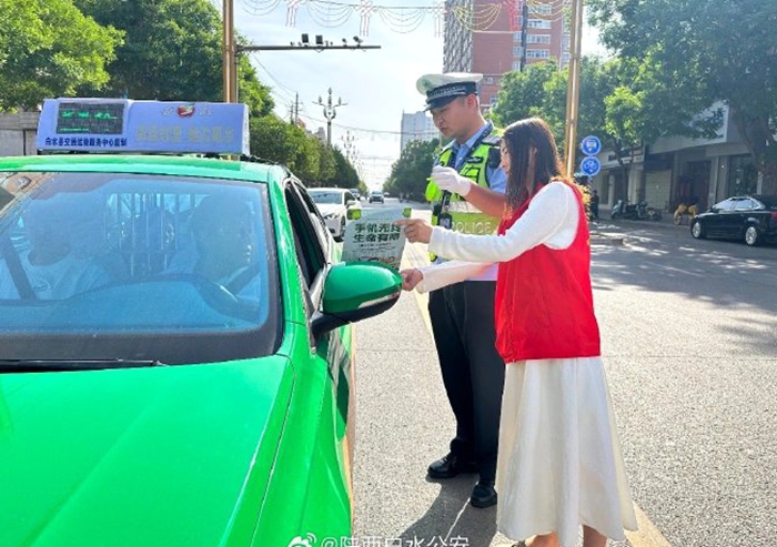 白水交警开展“车让车 安全行”主题宣传活动.