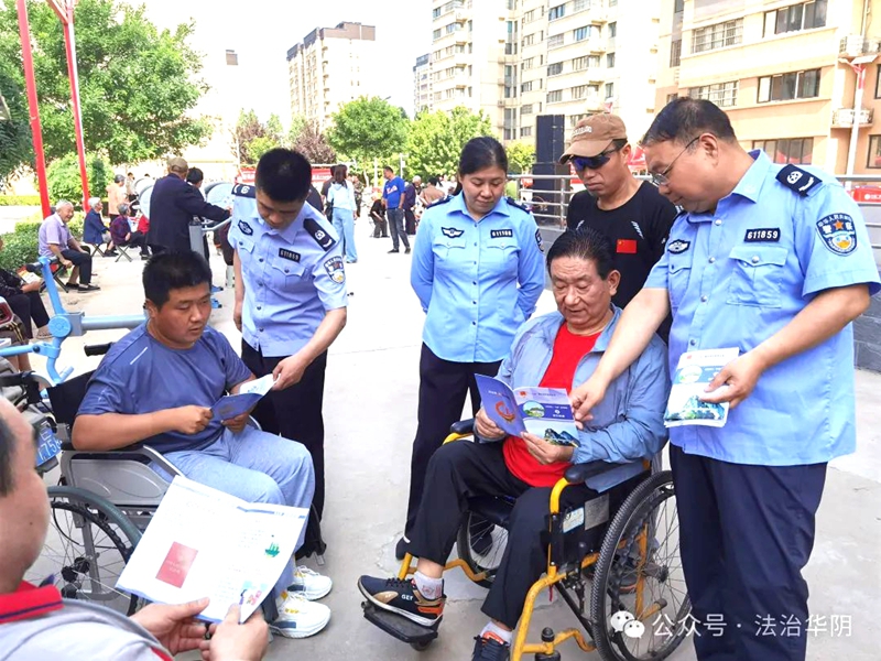华阴市司法局开展“全国助残日”法律维权宣传活动。