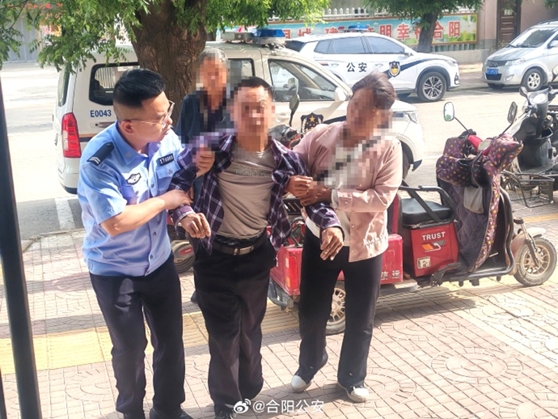 群众行动不便，合阳民警上门接送办理身份证。